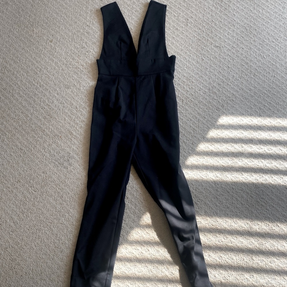 Super cute party jumper. Plugging neck line